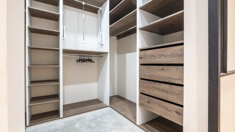 Masiso Gallery Services Closet